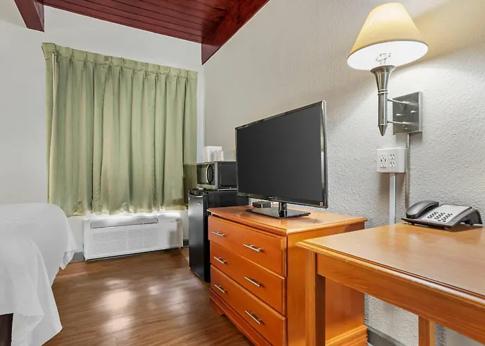 Econo Downtown - *