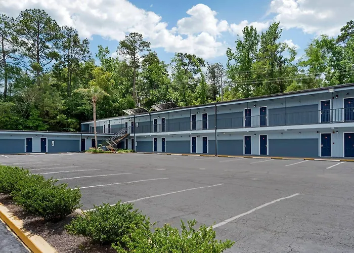 Lodge Econo Downtown - *